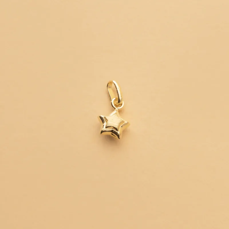 Yellow gold star-shaped pendant