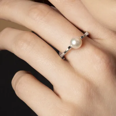 Prsten z bílého zlata "Aurora" s perlou
