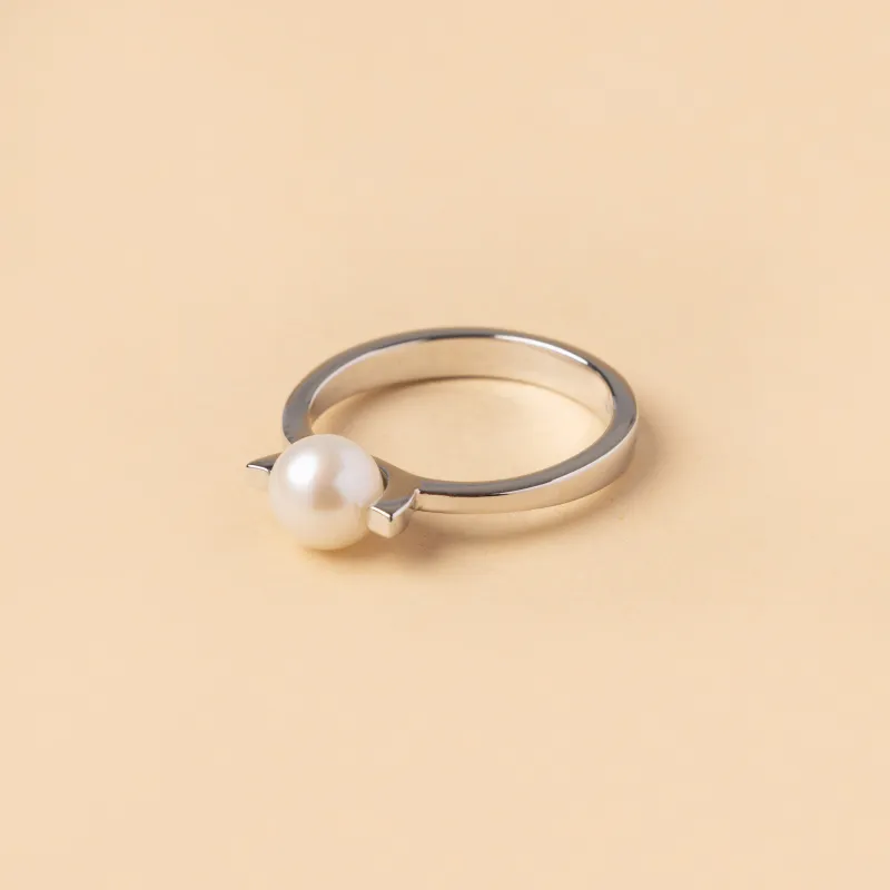 Weißgoldener „Aurora“-Ring mit Perle