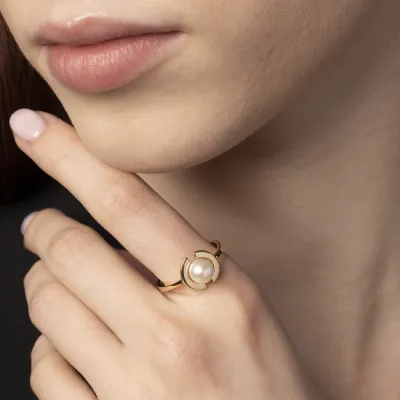 Yellow gold "Aurora" ring with pearl