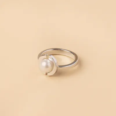 Prsten z bílého zlata "Aurora" s perlou