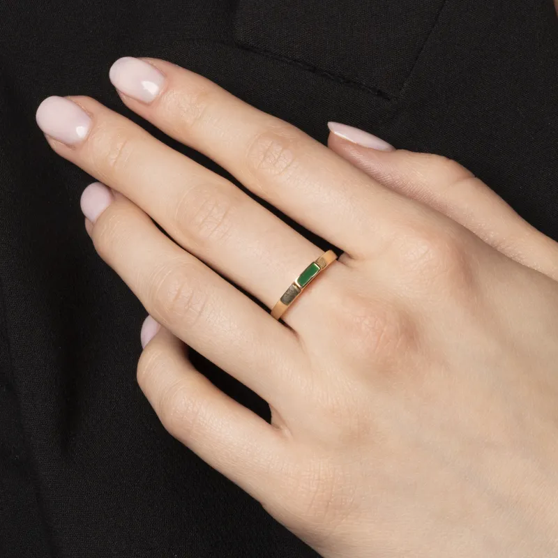 Gelbgoldener „Mellifera“-Ring mit grünem Email