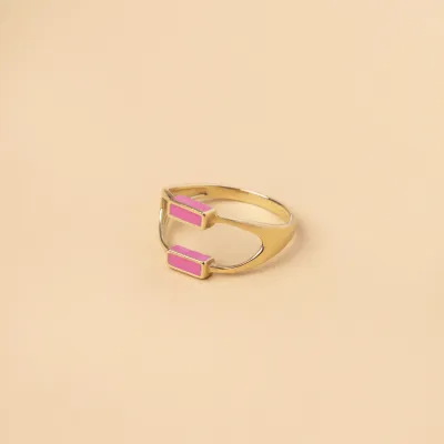Gelbgoldener „Mellifera“-Ring mit rosa emaillieren