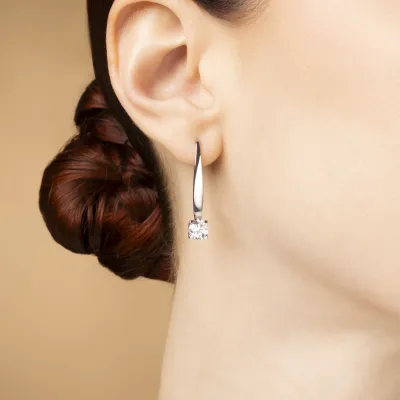 Klassische Ohrringe aus Weißgold mit cubic Zirkonia