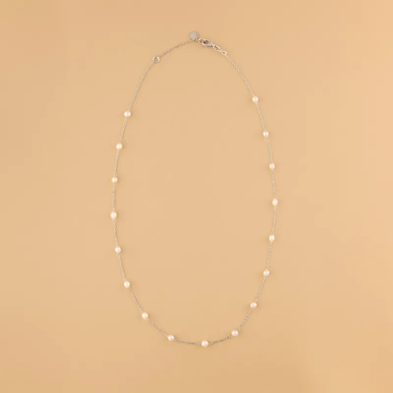 White gold neklace with pearls