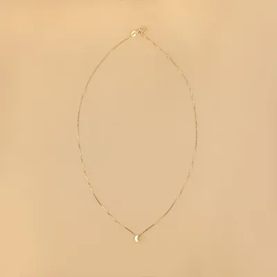 Yellow gold lightweight necklace with crescent moon pendant