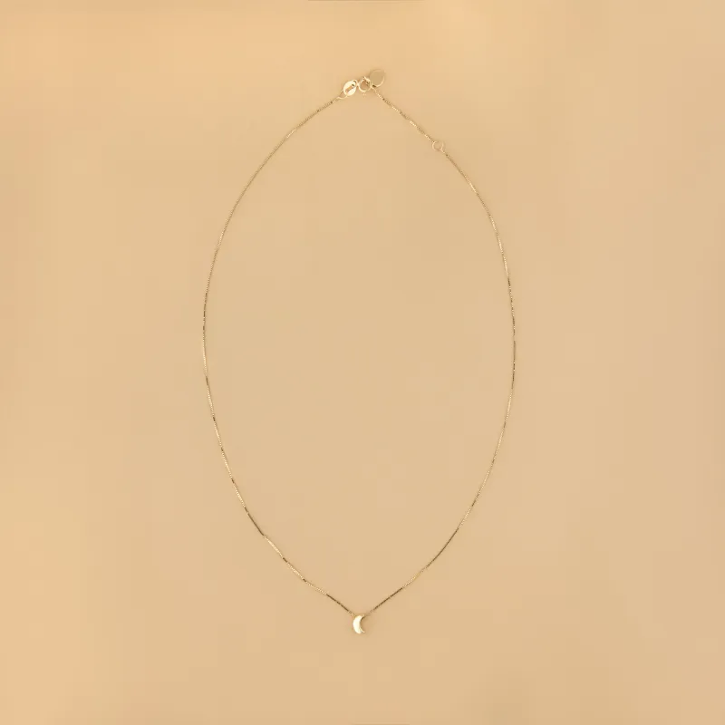 Yellow gold lightweight necklace with crescent moon pendant