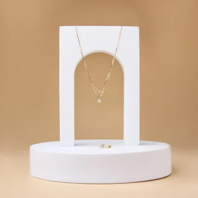 Yellow gold solitare set with cubic zirconia: necklace and earrings