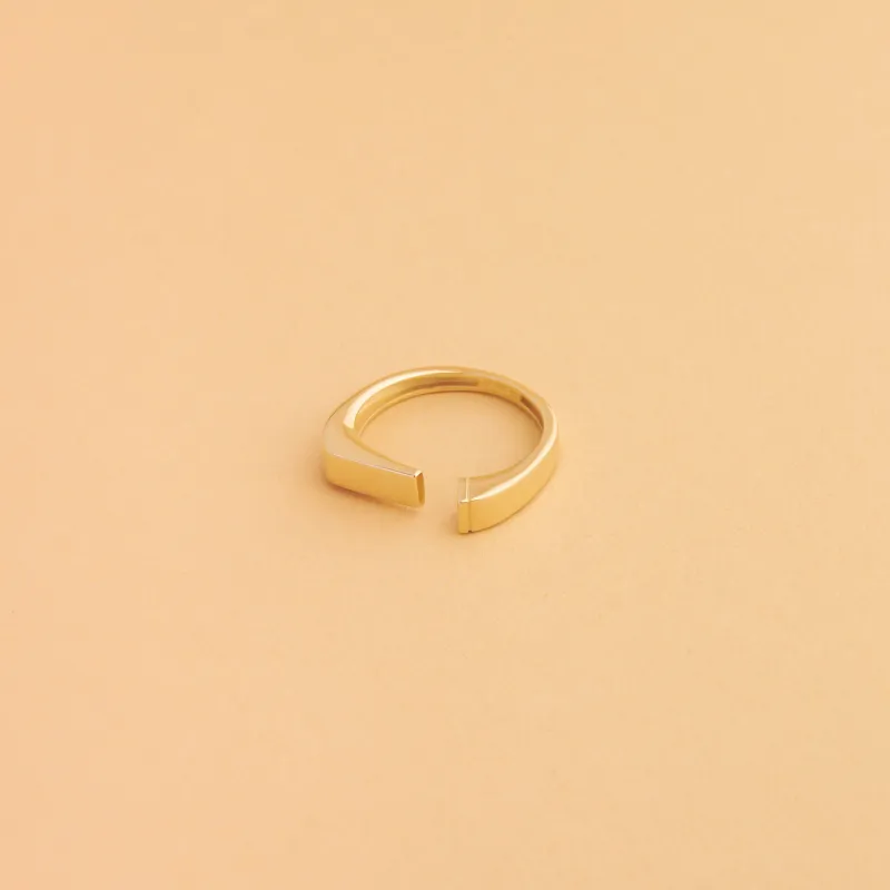 Yellow gold ring from "Futura" collection