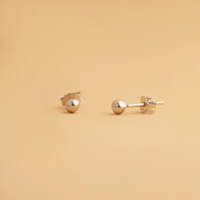 White gold stud earrings  in the shape of a sphere