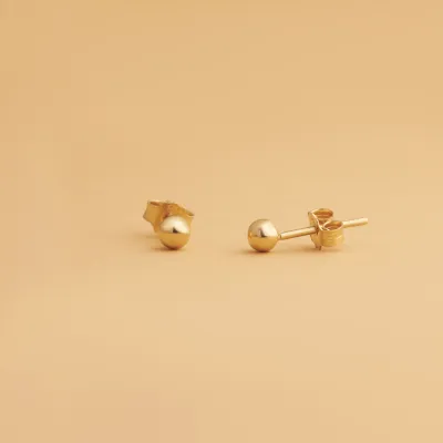 Yellow gold stud earrings  in the shape of a sphere