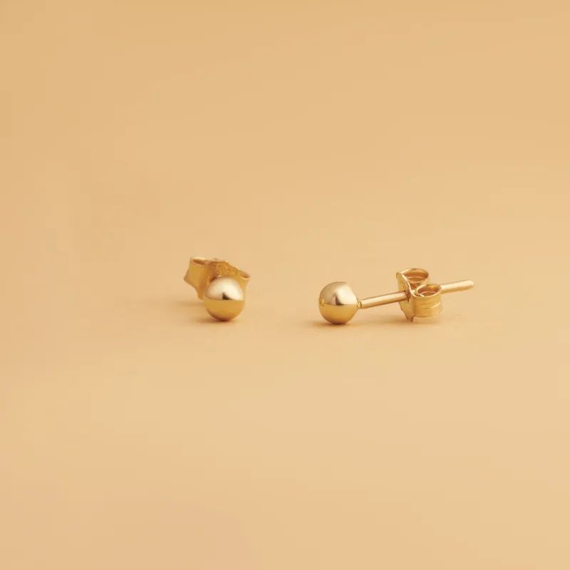 Yellow gold stud earrings  in the shape of a sphere