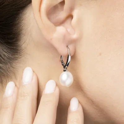 White gold classic earrings with pearl short leverback
