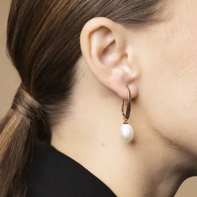Klassische Ohrringe aus Rotgold mit Perlen