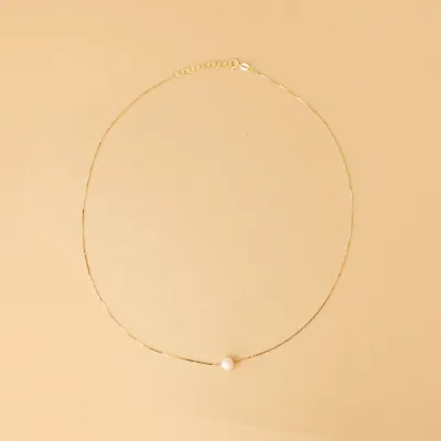 Yellow gold necklace with small pearl
