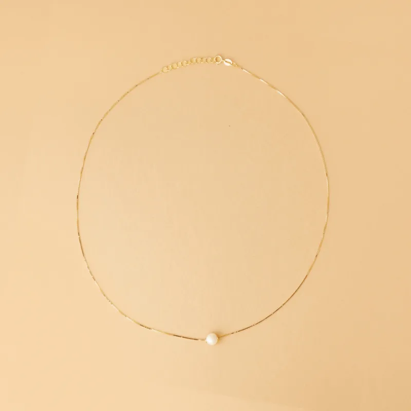 Yellow gold necklace with small pearl