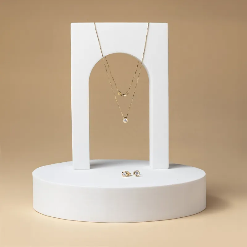Yellow gold solitare set with cubic zirconia: necklace and earrings