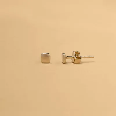 Yellow gold squared earrings